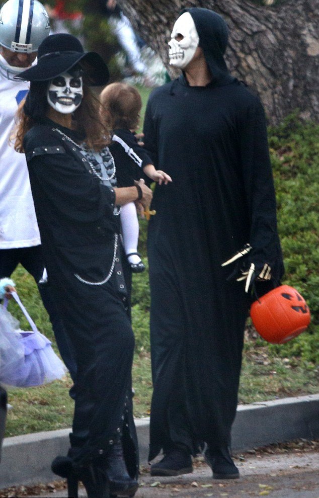 Η πρώτη δημόσια εμφάνιση της κόρης του Γκόσλινγκ και της Μέντες [εικόνες] | iefimerida.gr 3