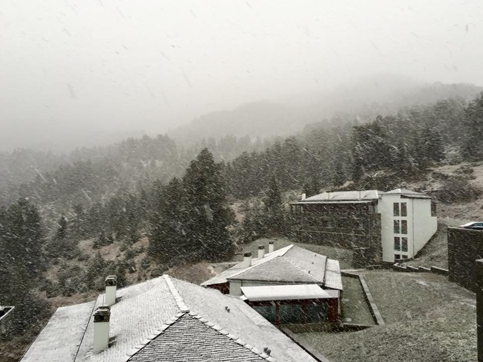 Ο χειμώνας άρχισε – Χιονίζει στο Μέτσοβο [εικόνες] | iefimerida.gr 1