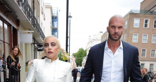 Ο πιο «καυτός» άντρας της Ευρώπης έγινε σωματοφύλακας της Adele -Τρελαίνει το Twitter [εικόνες & βίντεο] | iefimerida.gr 1