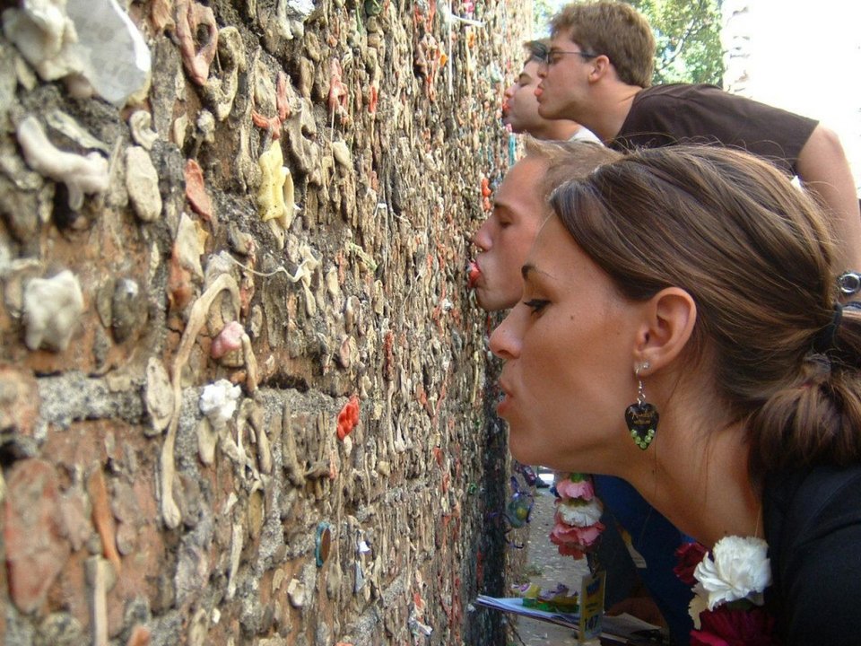 Ο ιστορικός «τοίχος με τις τσίχλες» στο Σιάτλ των ΗΠΑ θα σβήσει - Καθαρίζεται οριστικά [εικόνες] | iefimerida.gr 3