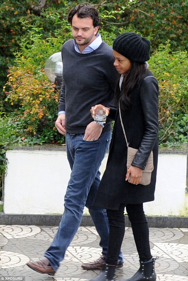 Αρωμα Χόλιγουντ στην ελληνική διαπραγματευτική ομάδα -Νέο μέλος της ο σύντροφος της Ναόμι Χάρις[εικόνες] | iefimerida.gr 0