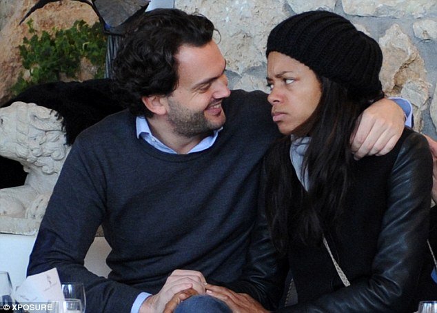 Αρωμα Χόλιγουντ στην ελληνική διαπραγματευτική ομάδα -Νέο μέλος της ο σύντροφος της Ναόμι Χάρις[εικόνες] | iefimerida.gr 2