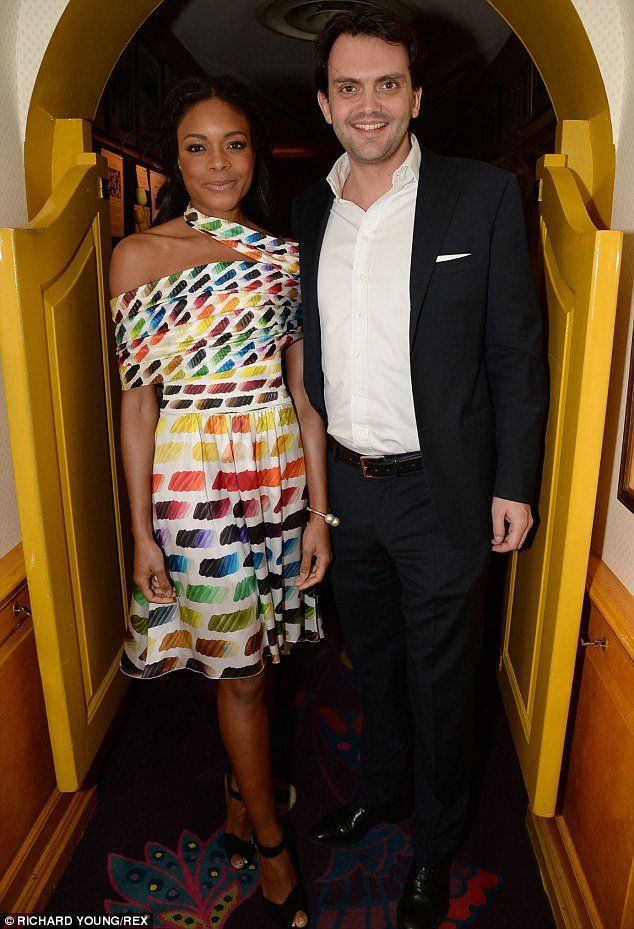 Αρωμα Χόλιγουντ στην ελληνική διαπραγματευτική ομάδα -Νέο μέλος της ο σύντροφος της Ναόμι Χάρις[εικόνες] | iefimerida.gr 4