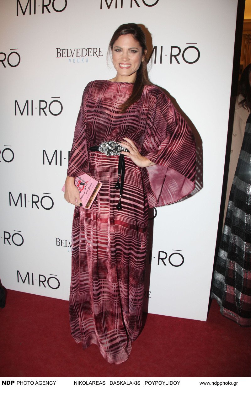 Ολο το εγχώριο Χόλιγουντ στην επίδειξη των Mi-Ro: Σταρς με αέρα ντίβας -Σικάτες, υπερβολικές αλλά και κιτς εμφανίσεις [εικόνες] | iefimerida.gr 1