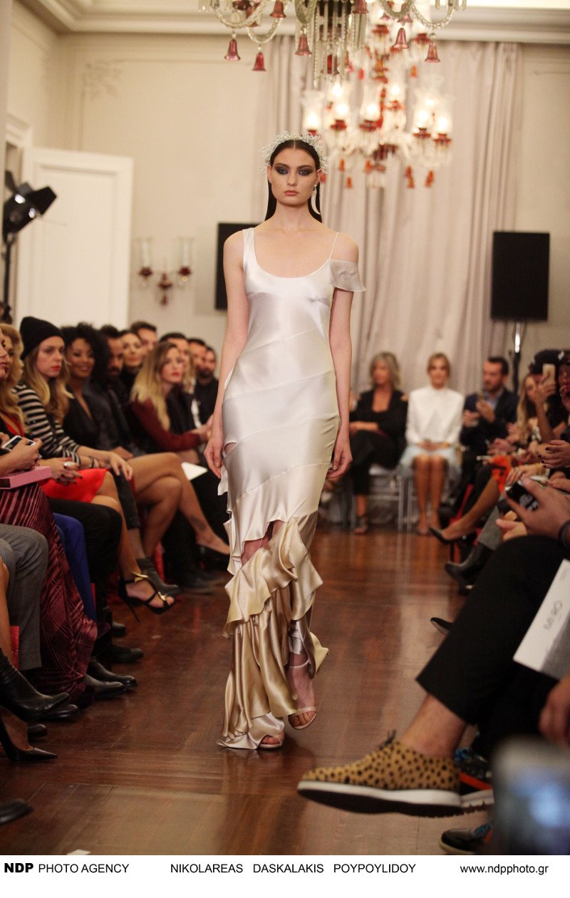 Ολο το εγχώριο Χόλιγουντ στην επίδειξη των Mi-Ro: Σταρς με αέρα ντίβας -Σικάτες, υπερβολικές αλλά και κιτς εμφανίσεις [εικόνες] | iefimerida.gr 21