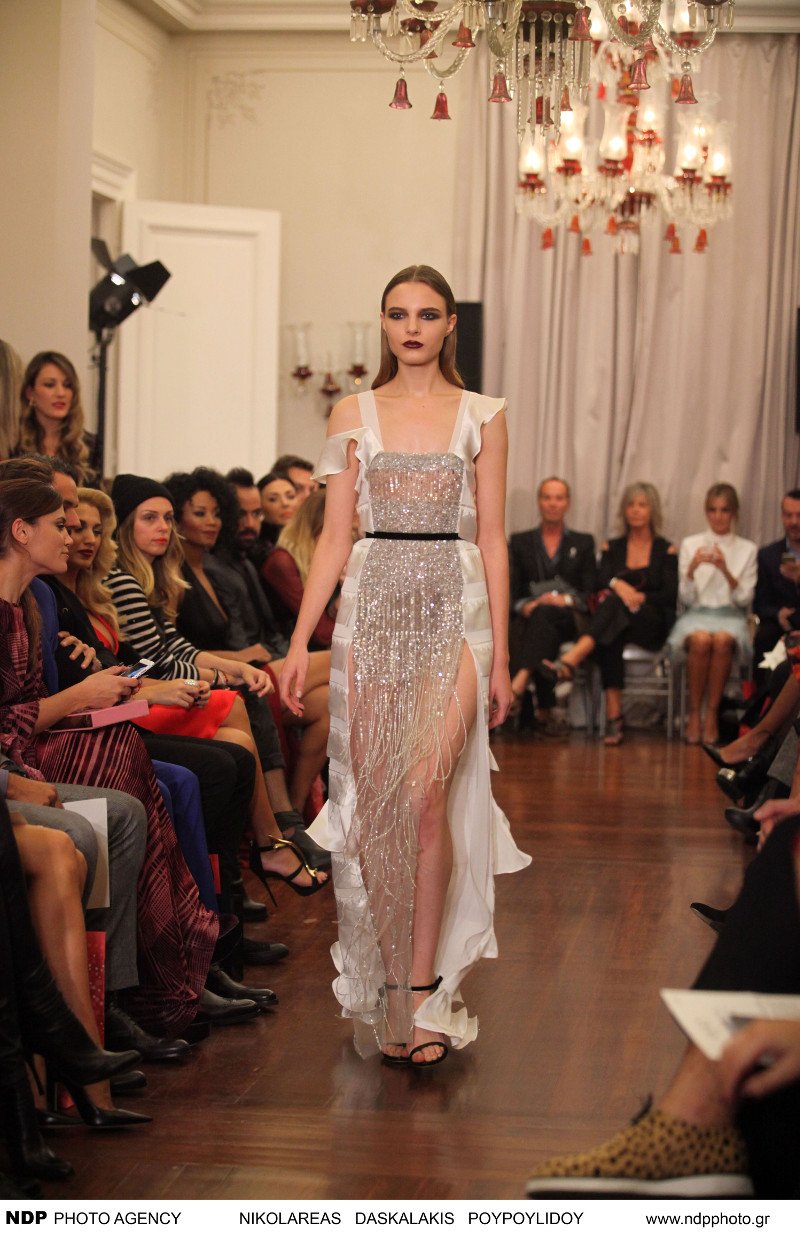 Ολο το εγχώριο Χόλιγουντ στην επίδειξη των Mi-Ro: Σταρς με αέρα ντίβας -Σικάτες, υπερβολικές αλλά και κιτς εμφανίσεις [εικόνες] | iefimerida.gr 22