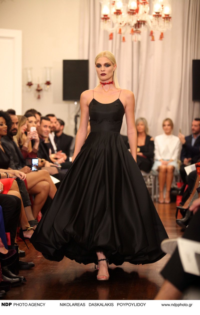 Ολο το εγχώριο Χόλιγουντ στην επίδειξη των Mi-Ro: Σταρς με αέρα ντίβας -Σικάτες, υπερβολικές αλλά και κιτς εμφανίσεις [εικόνες] | iefimerida.gr 23