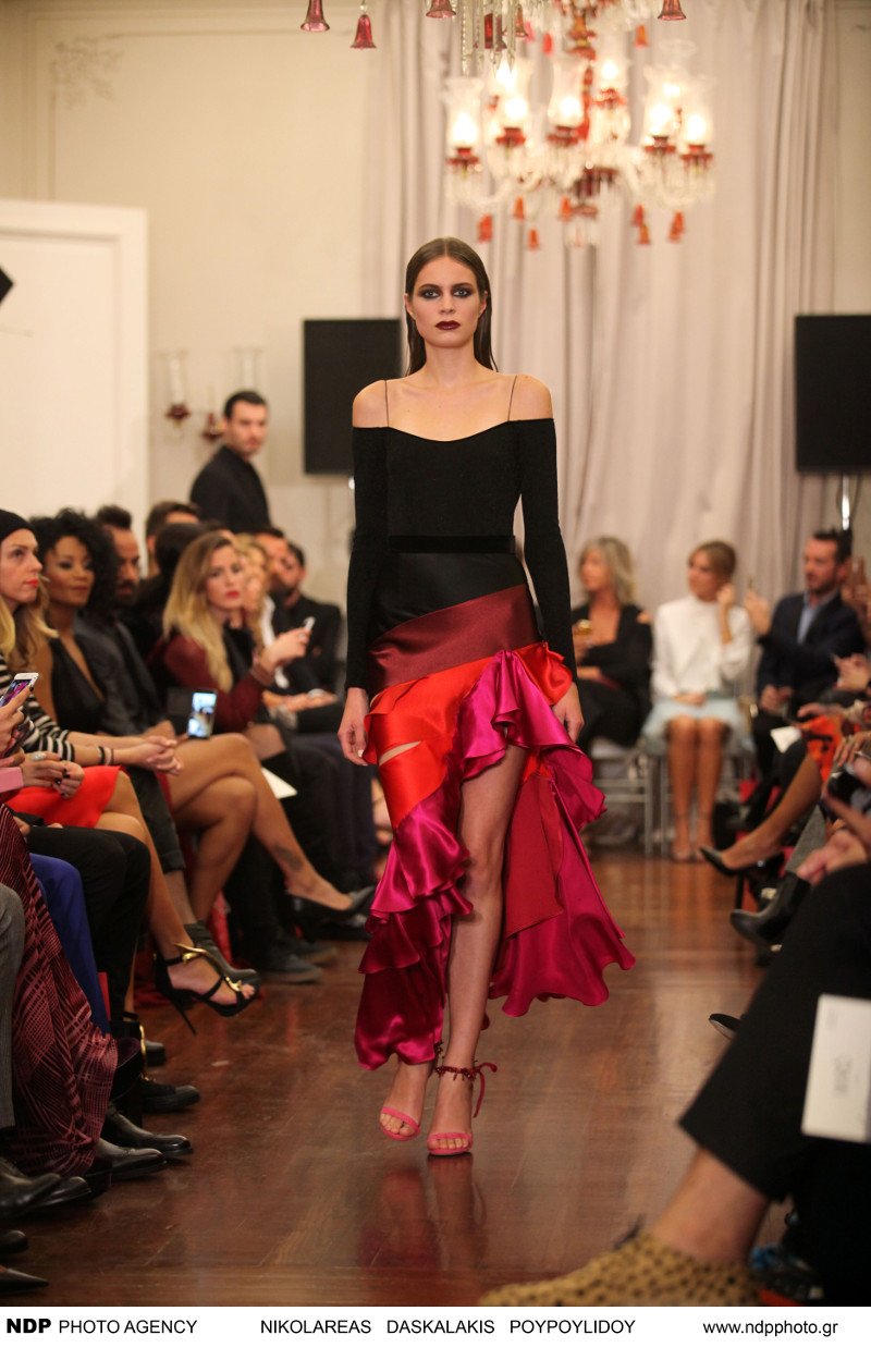 Ολο το εγχώριο Χόλιγουντ στην επίδειξη των Mi-Ro: Σταρς με αέρα ντίβας -Σικάτες, υπερβολικές αλλά και κιτς εμφανίσεις [εικόνες] | iefimerida.gr 24