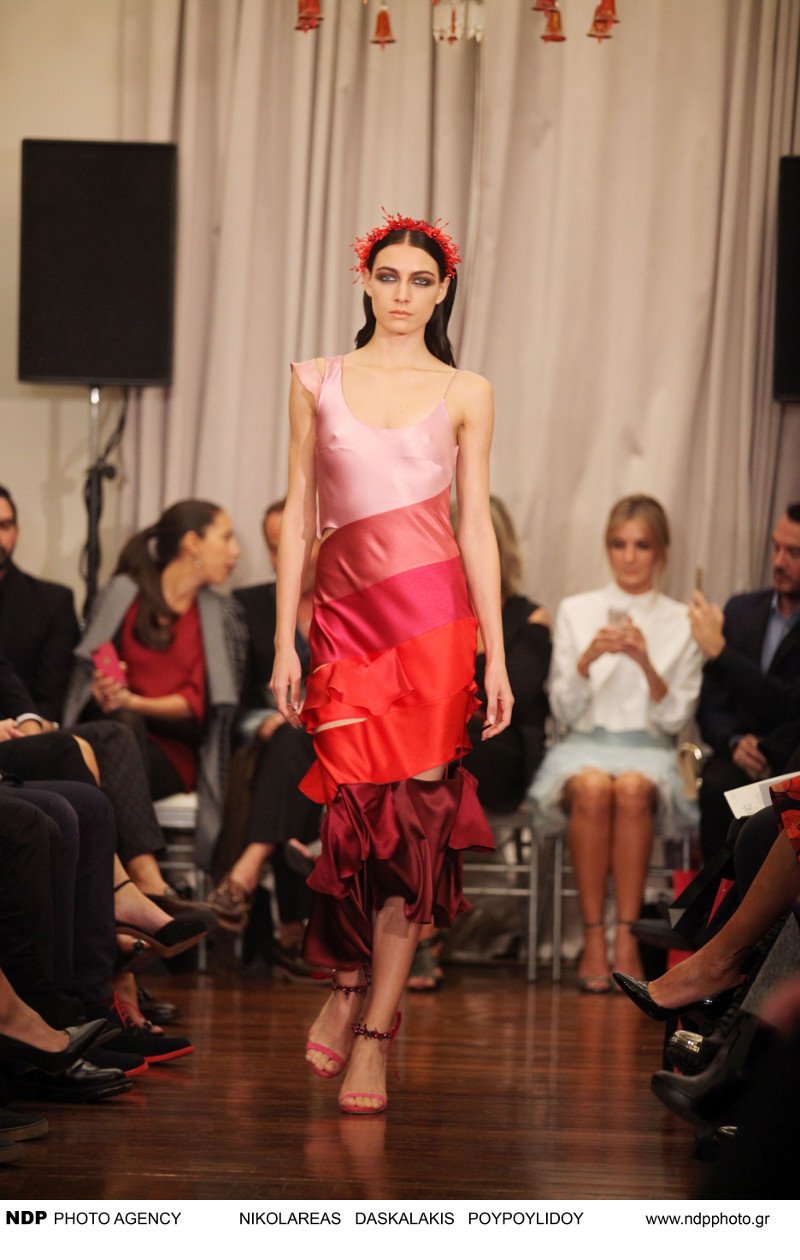 Ολο το εγχώριο Χόλιγουντ στην επίδειξη των Mi-Ro: Σταρς με αέρα ντίβας -Σικάτες, υπερβολικές αλλά και κιτς εμφανίσεις [εικόνες] | iefimerida.gr 25