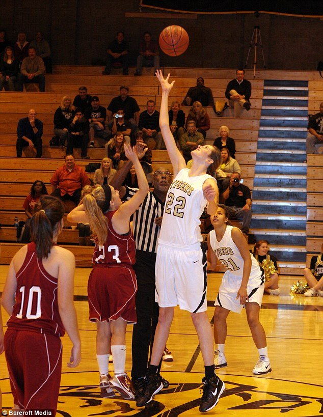 Η γυναίκα που «κόπηκε» από τη μόδα λόγω ύψους - 129 εκατοστά μόνο τα πόδια της [εικόνες] | iefimerida.gr 4