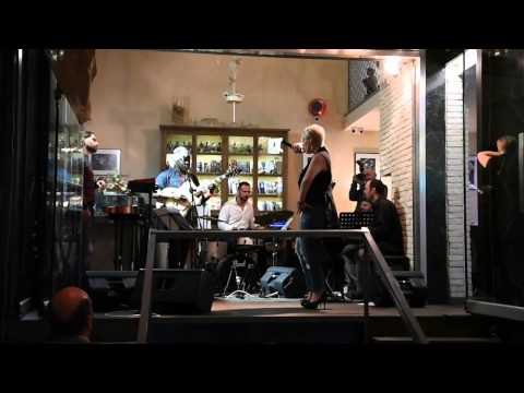  Μουσικές εκπλήξεις μέσα στην κρυφή στοά της Ακαδημίας [εικόνες]  | iefimerida.gr 0