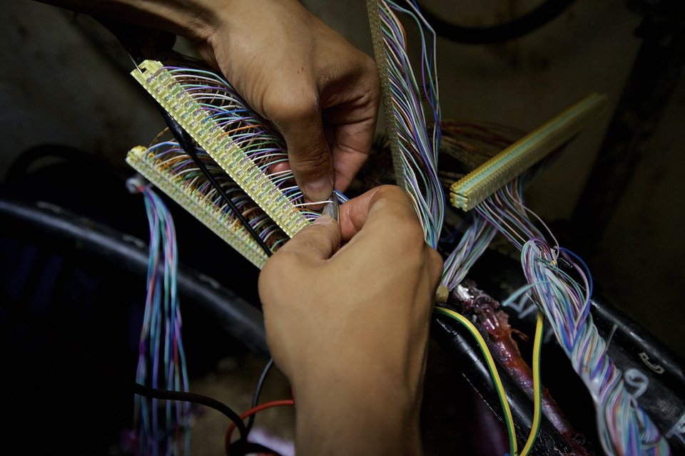 Τι συμβαίνει όταν «νεκρώνουν» ίντερνετ και τηλέφωνα εξαιτίας βλάβης-Καρέ-καρέ η επιδιόρθωση [εικόνες+βίντεο] | iefimerida.gr 3