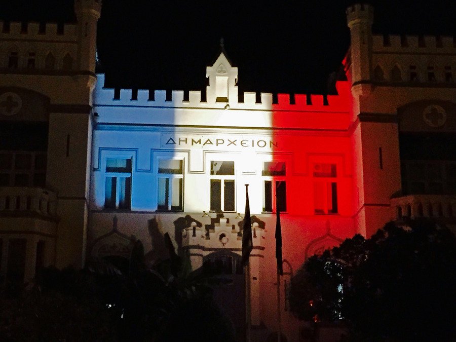 Η Ελλάδα, στα χρώματα της γαλλικής σημαίας [εικόνες] | iefimerida.gr 2