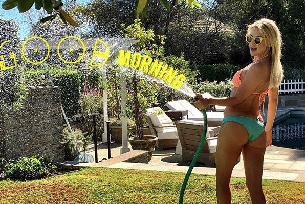 Κέιτ Χάντσον: Ποτίζει τον κήπο της με σέξι μπικίνι [εικόνα]  | iefimerida.gr 0