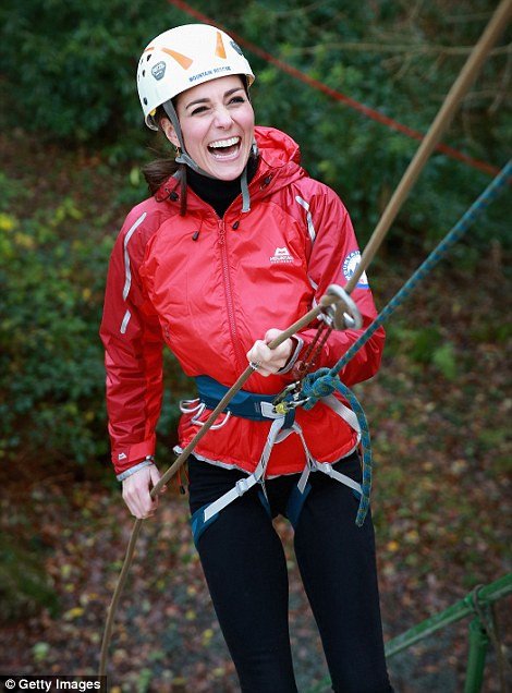Η Κέιτ Μίντλετον με κολάν και κράνος σε πίστα αναρρίχησης [εικόνες]  | iefimerida.gr 1