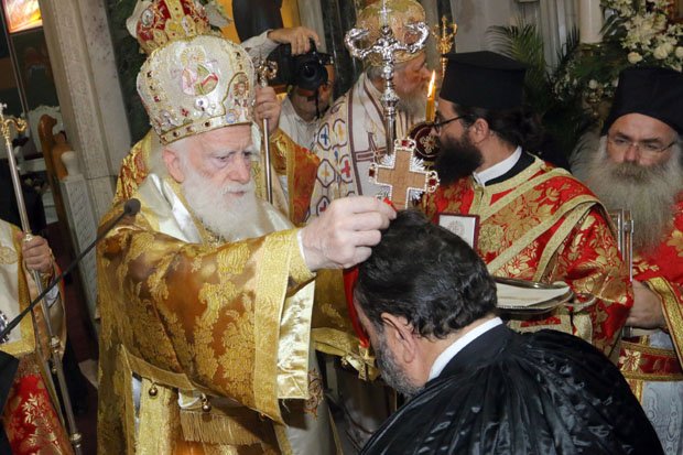 Με ράσο ο Κεγκέρογλου ανακηρύχθηκε «Μέγας Αρχοντας» της Εκκλησίας της Κρήτης [εικόνες] | iefimerida.gr 2