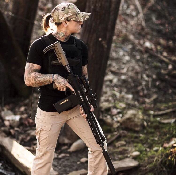 Η πιο όμορφη εκπαιδευμένη δολοφόνος του Ιnstagram: Πλέον καταδιώκει λαθροκυνηγούς [εικόνες]  | iefimerida.gr 2