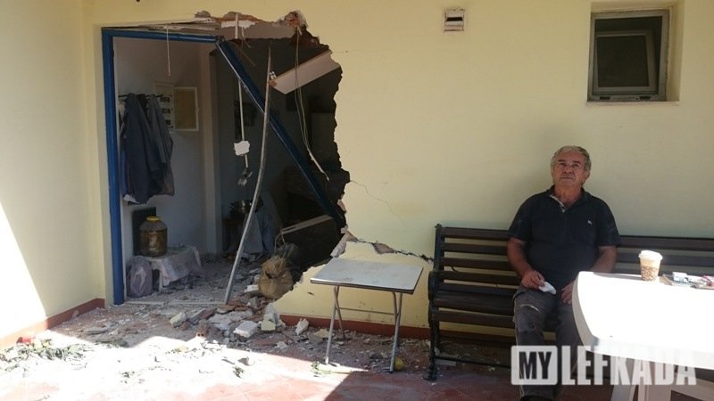 Φωτογραφίες-σοκ: Βράχος διαπέρασε το σπίτι της άτυχης γυναίκας στη Λευκάδα [εικόνες] | iefimerida.gr 0