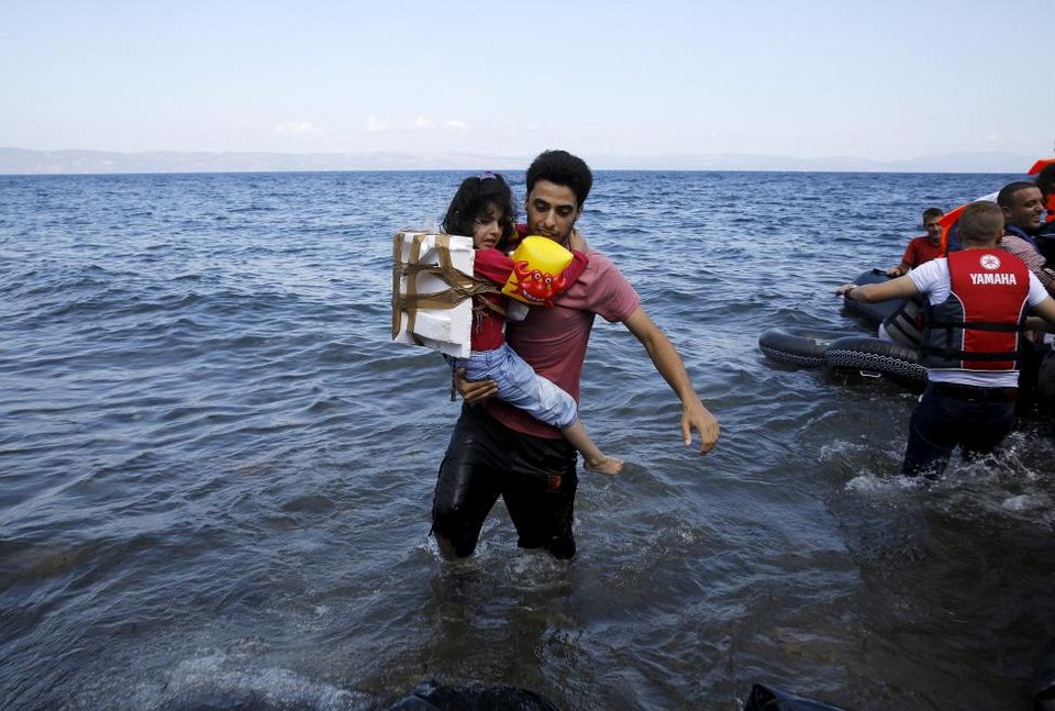 Reuters: Η ακτή των ονείρων και των εφιαλτών - Σκληρές εικόνες προσφύγων που φτάνουν στη Λέσβο | iefimerida.gr 1