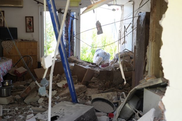 Φωτογραφίες-σοκ: Βράχος διαπέρασε το σπίτι της άτυχης γυναίκας στη Λευκάδα [εικόνες] | iefimerida.gr 3