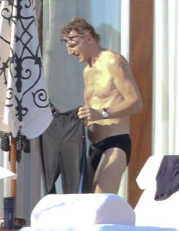 Λίαμ Νίσον: Με μαγιό σλιπάκι στο Μεξικό [εικόνες]  | iefimerida.gr 2