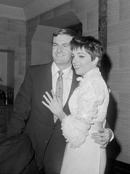 10 διάσημες που παντρεύτηκαν τους συζύγους τους χωρίς να γνωρίζουν ότι είναι γκέι [εικόνες] | iefimerida.gr 2