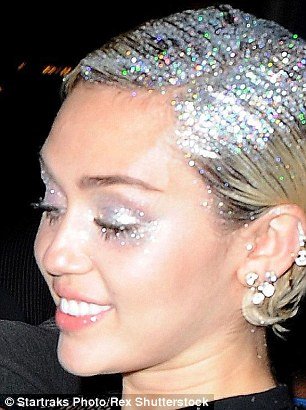 Κρύβουν τη ρίζα χωρίς να χαλάσουν ένα ευρώ - Γκλίτερ στα μαλλιά, είναι η τελευταία τάση [εικόνες & βίντεο] | iefimerida.gr 1