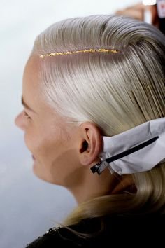 Κρύβουν τη ρίζα χωρίς να χαλάσουν ένα ευρώ - Γκλίτερ στα μαλλιά, είναι η τελευταία τάση [εικόνες & βίντεο] | iefimerida.gr 7