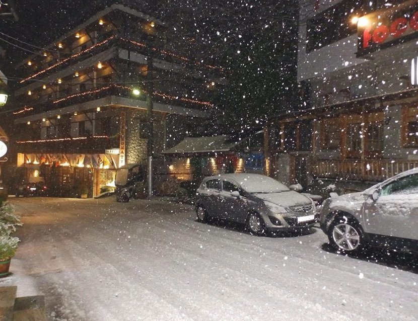 Στα λευκά τα χωριά της Ηπείρου - Στους δρόμους εκχιονιστικά μηχανήματα [εικόνες]  | iefimerida.gr 0