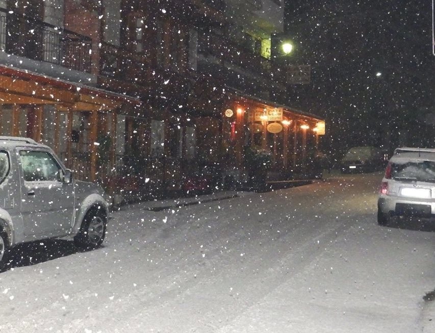 Στα λευκά τα χωριά της Ηπείρου - Στους δρόμους εκχιονιστικά μηχανήματα [εικόνες]  | iefimerida.gr 1