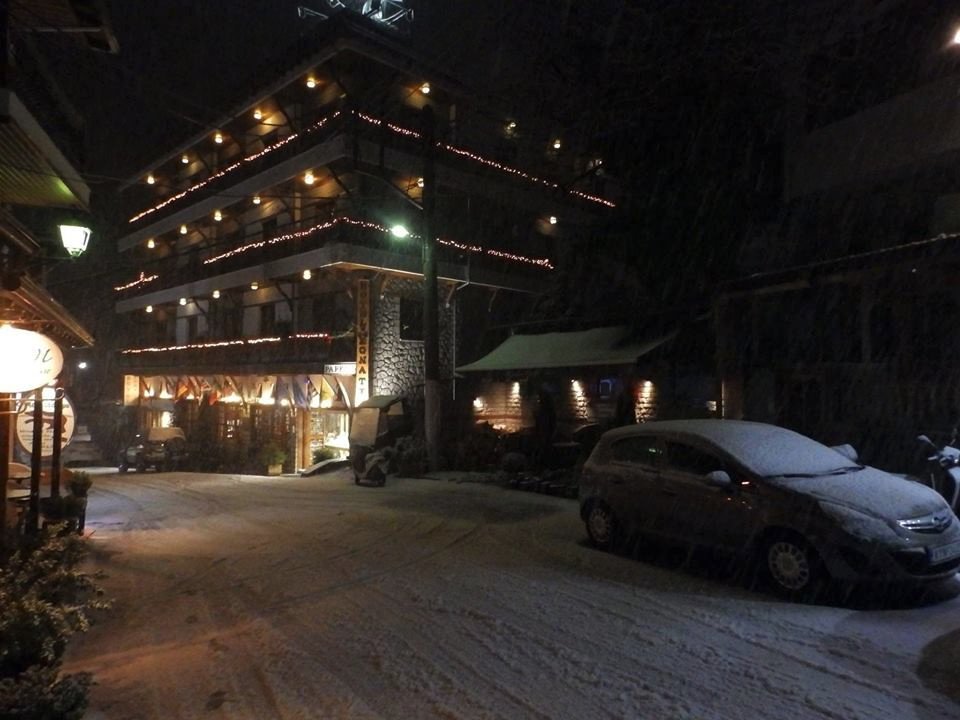 Στα λευκά τα χωριά της Ηπείρου - Στους δρόμους εκχιονιστικά μηχανήματα [εικόνες]  | iefimerida.gr 2