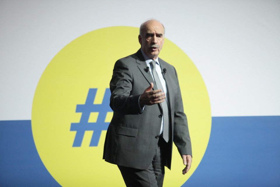 Το απίστευτο t-shirt που χάρισαν νεολαίοι στον Μεϊμαράκη [εικόνες] | iefimerida.gr 4