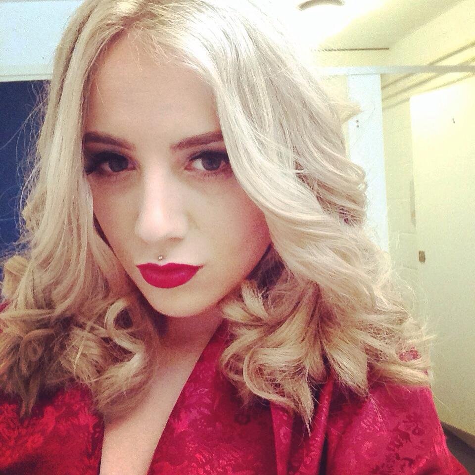  19χρονη καθηλώνει: Εβγαλε την τσάντα κολοστομίας και γράφει για τη ζωή της με αυτή και χωρίς αυτήν [εικόνες] | iefimerida.gr 4