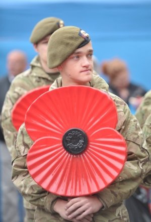 Τι είναι η κόκκινη παπαρούνα που φοράνε μανιωδώς όλοι οι Βρετανοί [εικόνες] | iefimerida.gr 3