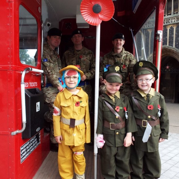 Τι είναι η κόκκινη παπαρούνα που φοράνε μανιωδώς όλοι οι Βρετανοί [εικόνες] | iefimerida.gr 4