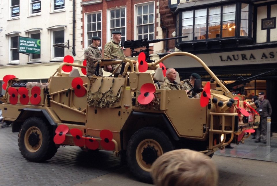 Τι είναι η κόκκινη παπαρούνα που φοράνε μανιωδώς όλοι οι Βρετανοί [εικόνες] | iefimerida.gr 6