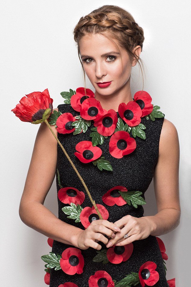 Τι είναι η κόκκινη παπαρούνα που φοράνε μανιωδώς όλοι οι Βρετανοί [εικόνες] | iefimerida.gr 7