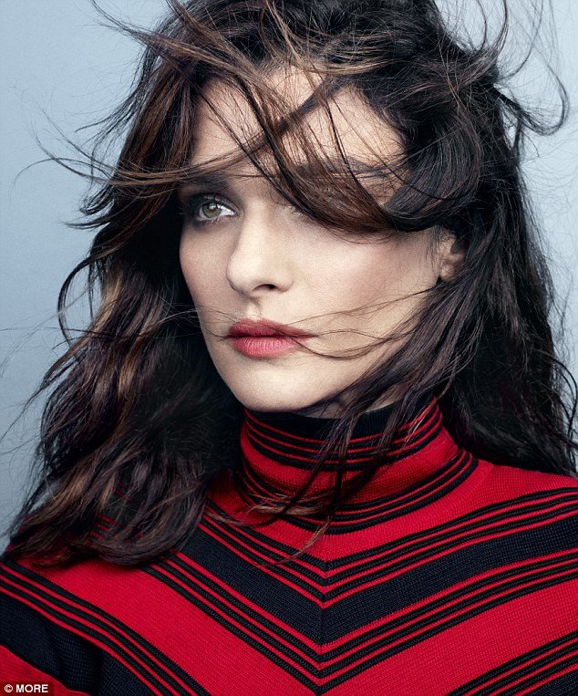 Ρέιτσελ Βάις: Αποκαλύπτει πώς κρατάει τον γάμο της με τον Ντάνιελ Κρεγκ «ζωντανό» [εικόνες]  | iefimerida.gr 2