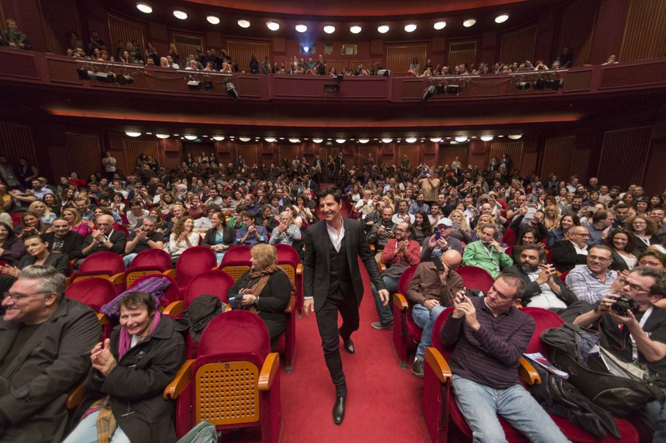 Ο Ρουβάς επέστρεψε στο φεστιβάλ Θεσσαλονίκης 24 χρόνια μετά και προκάλεσε παροξυσμό! [εικόνες] | iefimerida.gr 1