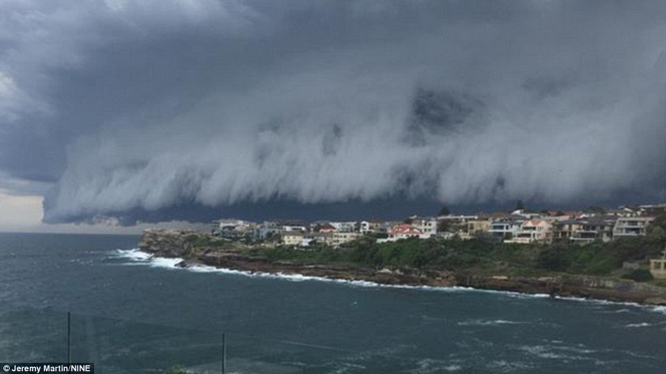 Το σύννεφο «ρολό» που τρόμαξε τους Αυστραλούς - Μοναδικό φαινόμενο [εικόνες & βίντεο] | iefimerida.gr 9