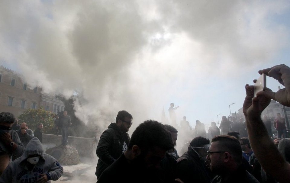 «Πεδίο μάχης» το Σύνταγμα: Αγρότες εισέβαλαν στο προαύλιο της Βουλής-Χημικά και κρότου-λάμψης από τα ΜΑΤ  [εικόνες] | iefimerida.gr 11