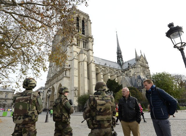 Πρωτοφανές: Στρατός, με βαρύ οπλισμό περιπολεί στο άδειο Παρίσι [εικόνες] | iefimerida.gr 1
