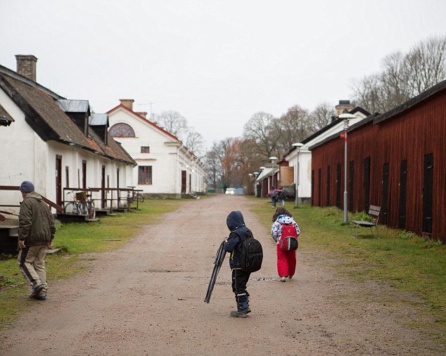 Tärnsjö, το χωριό της Σουηδίας που οι κάτοικοι είναι σε «πόλεμο» με τους μετανάστες -Πετροπόλεμοι, πυρπολισμοί, bullying [εικόνες] | iefimerida.gr 1