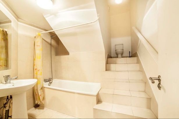Μόνο στην Αγγλία: Εδωσε 300.000£ για να αγοράσει σπίτι με τουαλέτα στην κορυφή της σκάλας [εικόνες]  | iefimerida.gr 1