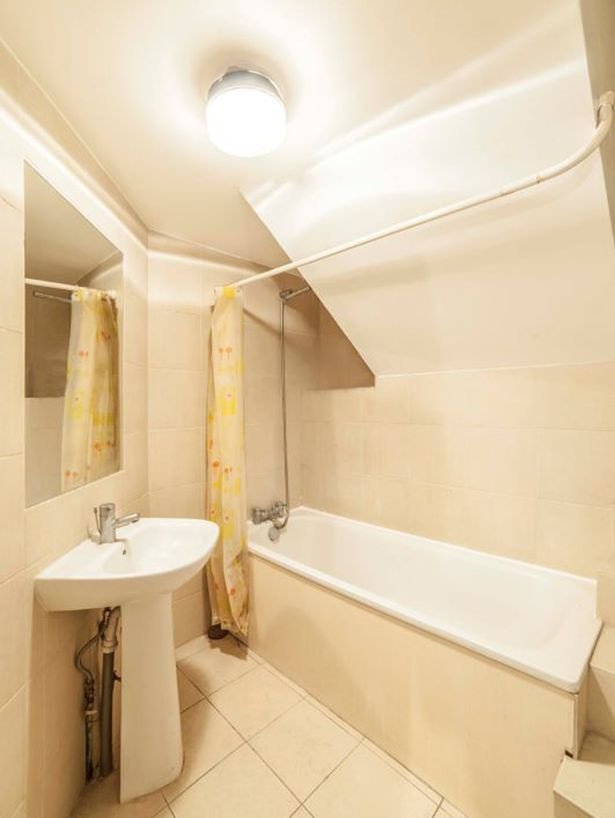 Μόνο στην Αγγλία: Εδωσε 300.000£ για να αγοράσει σπίτι με τουαλέτα στην κορυφή της σκάλας [εικόνες]  | iefimerida.gr 2