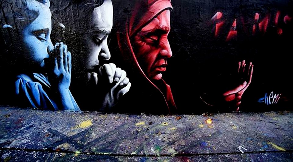 #SprayForParis: Τα μοναδικά και ιδιαίτερα γκράφιτι που γέμισαν τους τοίχους του Παρισιού μετά το μακελειό [εικόνες] | iefimerida.gr 4