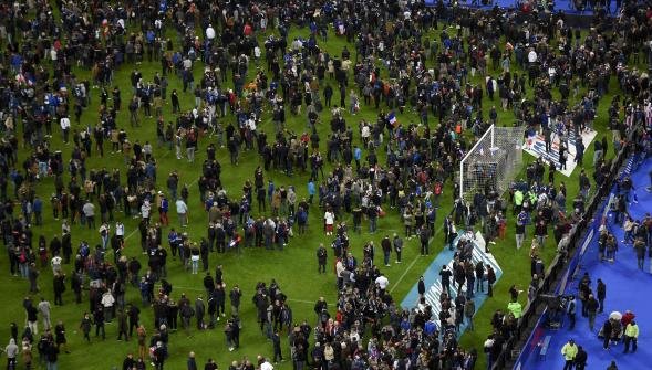 Γιατί οι θεατές στο Stade de France δεν ποδοπατήθηκαν στην έξοδο - Ποιος τους καθοδηγούσε από τα μεγάφωνα [εικόνες] | iefimerida.gr 13