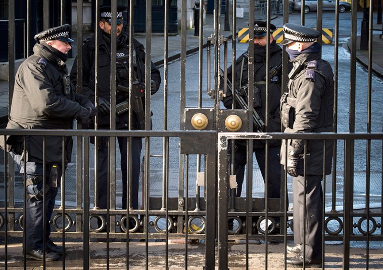 Τεντωμένα νεύρα και φόβος στην Ευρώπη -Οταν οι δρόμοι γεμίζουν ένοπλους για ασφάλεια [εικόνες] | iefimerida.gr 15