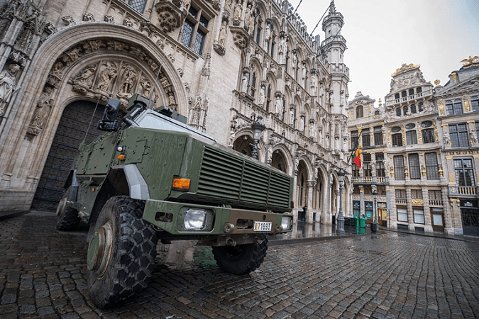 Συναγερμός στις Βρυξέλλες -Φόβος για επίθεση σαν του Παρισιού | iefimerida.gr 2
