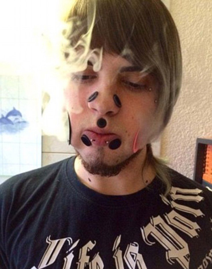 Ο άνθρωπος με το πρόσωπο «σουρωτήρι»–Περνάει ένα ολόκληρο γλειφιτζούρι από την τρύπα στα μάγουλα του [εικόνες]  | iefimerida.gr 6